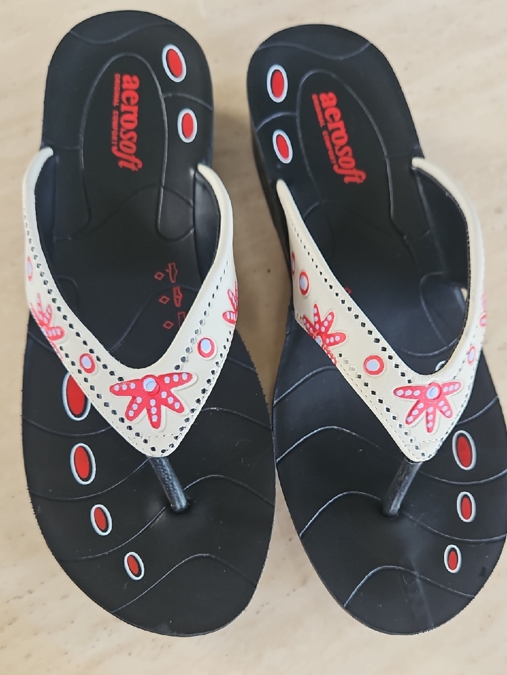 Aerosoft Women’s Cream Floral Thong Sandals with Black Footbed, Size 38, 7